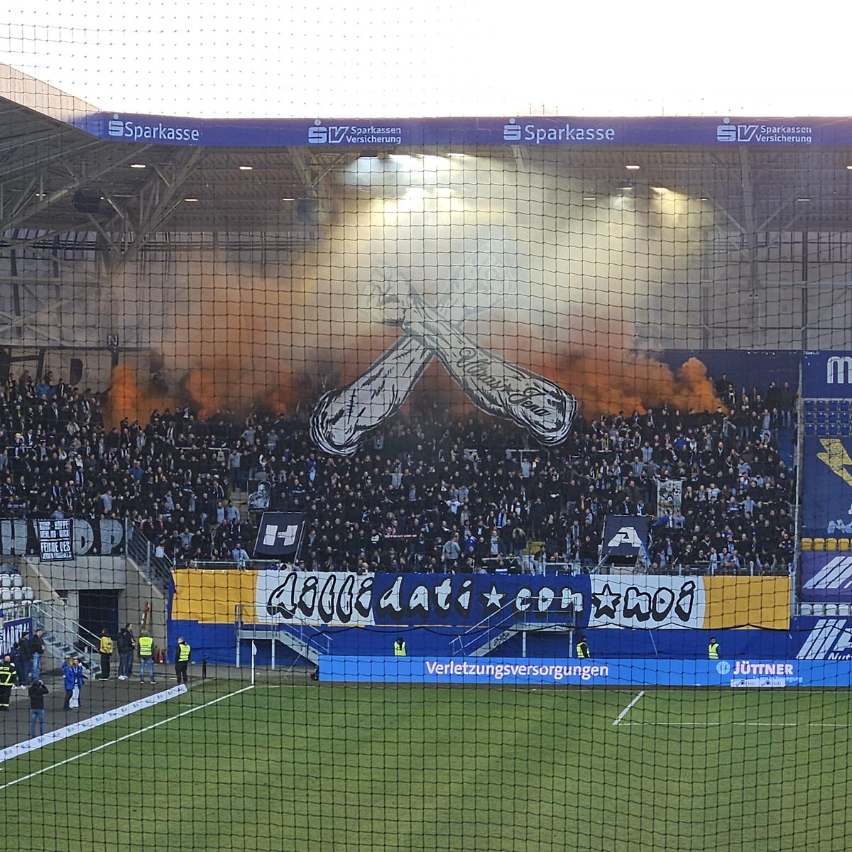 Die Südkurve im Ernst-Abbe-Sportfeld. Ihr Einzugsgebiet? Wo auch immer der FCC spielt!