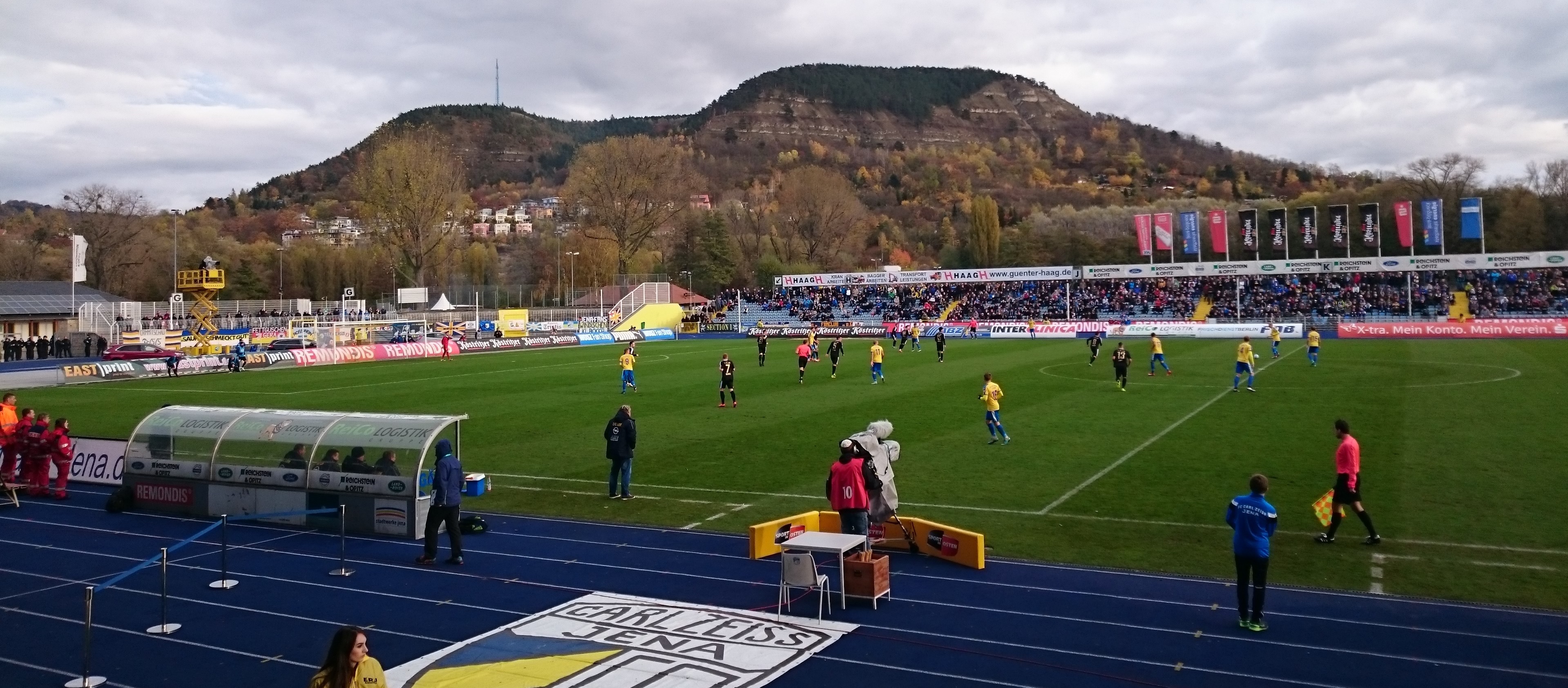 Der FC Carl Zeiss Jena bei einem Heimspiel im Ernst-Abbe-Sportfeld. Foto &copy; A. Brenning.